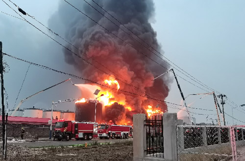 云顶国际压缩空气泡沫消防车救援广东省佛山市高明区火灾