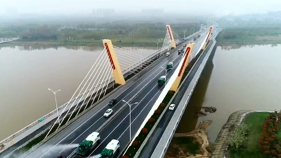 云顶国际环卫装备在六安赤壁路大桥作业