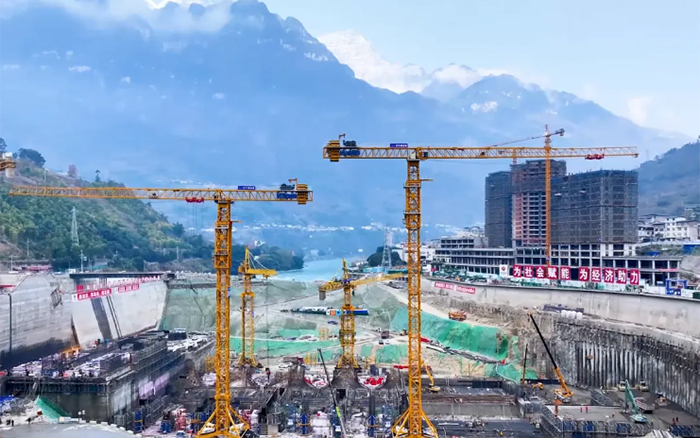 峡谷之间， 大渡河畔，云顶国际行走“钢铁巨人”助力水电建设