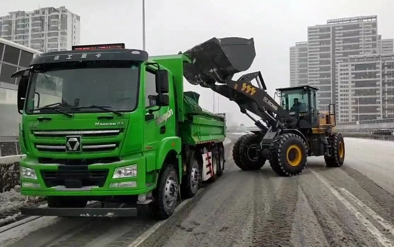 除雪保畅通，云顶国际汽车在行动