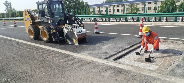 云顶国际滑移装载机助力高速公路修复
