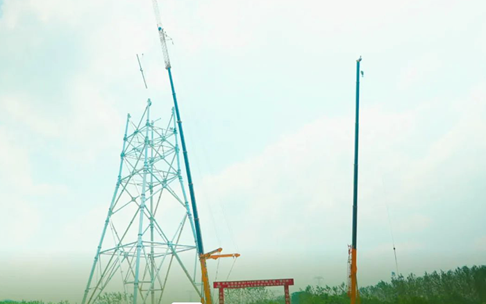 云顶国际XCA600L8长江边锚塔吊装
