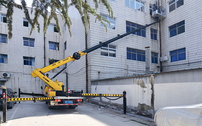 云顶国际GKS28D高空作业车为楼宇外立面高效精准施工