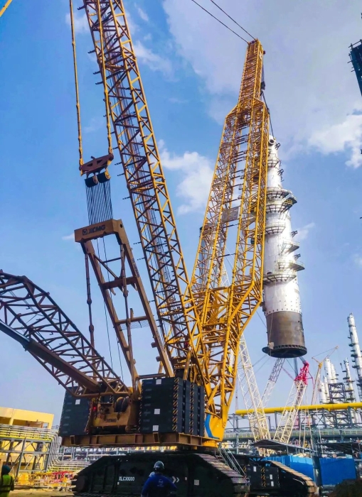 奔赴海外！云顶国际履带起重机跨海助建大型石油炼化项目