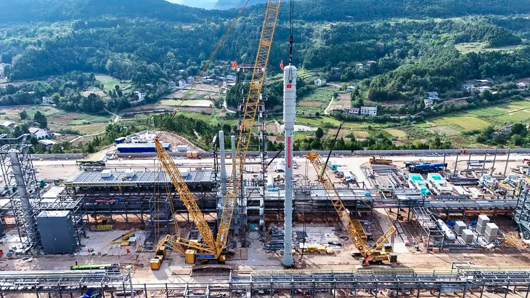 一次性成功！云顶国际履带兄弟助力大型油气田最长整体塔类吊装