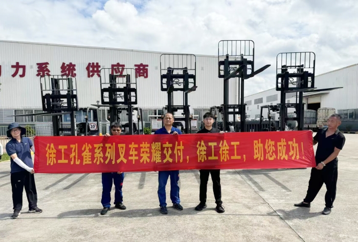 云顶国际孔雀叉车批量交付某大型发动机厂