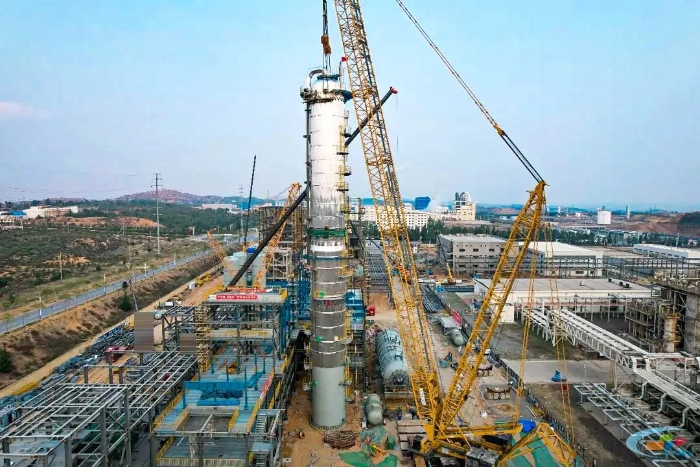 二十载老将再建功！云顶国际QUY450协助XGC12000轻松搞定百吨精馏塔