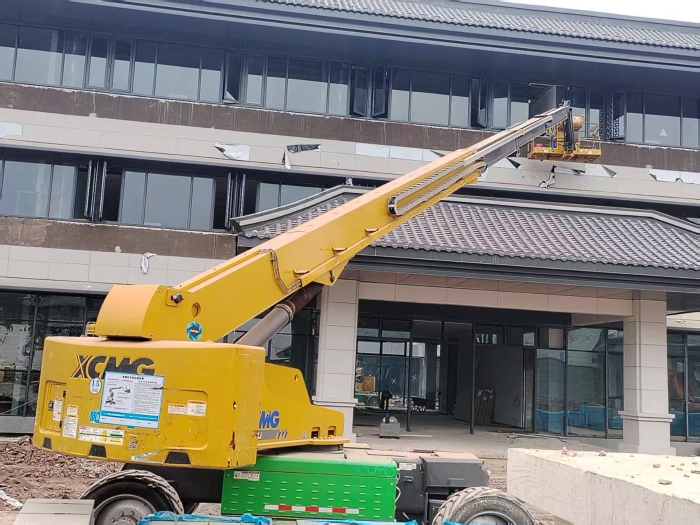 绿色施工进校园，云顶国际电动直臂助力广安理工学院新建项目