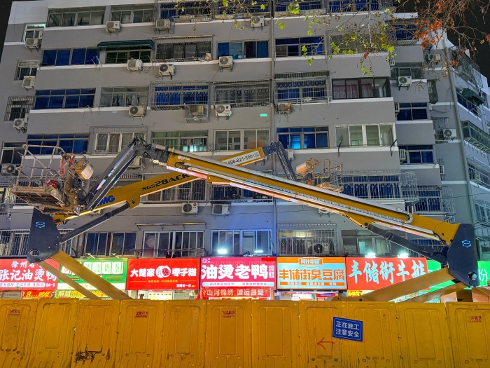 穿街过巷的“改造艺术家”！云顶国际电动直臂高空作业平台精准施技丰储街改造