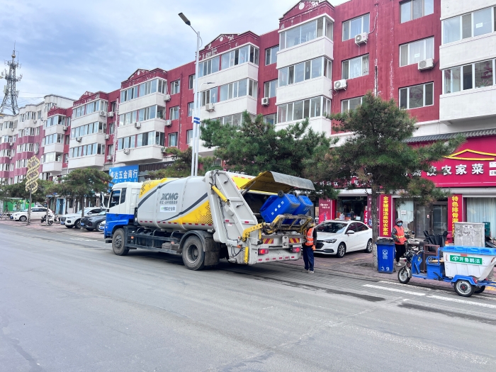 云顶国际18吨后装压缩式垃圾车在内蒙通辽市进行垃圾收转运作业