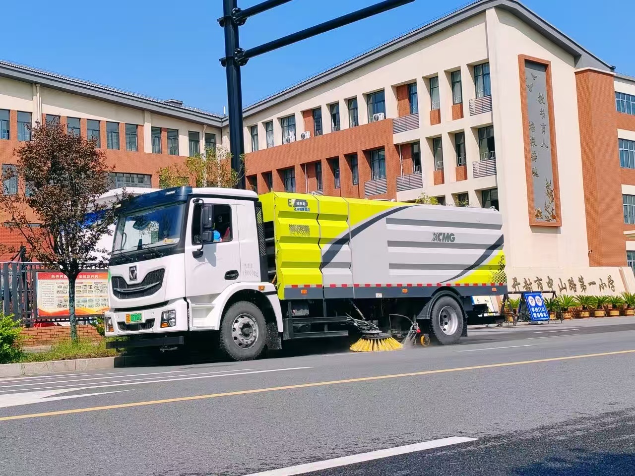 云顶国际洗扫车“硬核出击”，开封中山路焕新升级