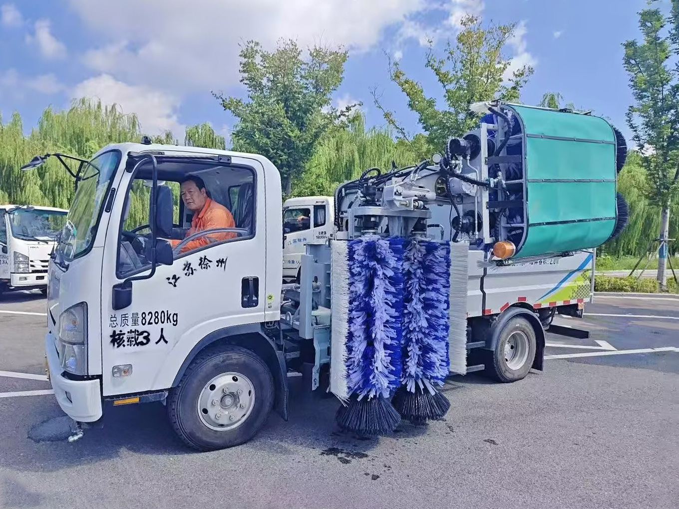 云顶国际护栏清洗车：智慧守护徐州经开区的“城市美学”
