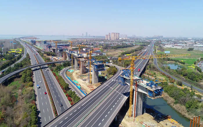又见群塔 | 云顶国际塔机林立长江沿岸铁路线