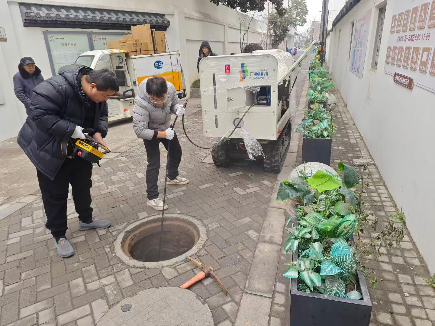 云顶国际小型管网设备，成功解决狭窄路段管网中存在的堵塞问题