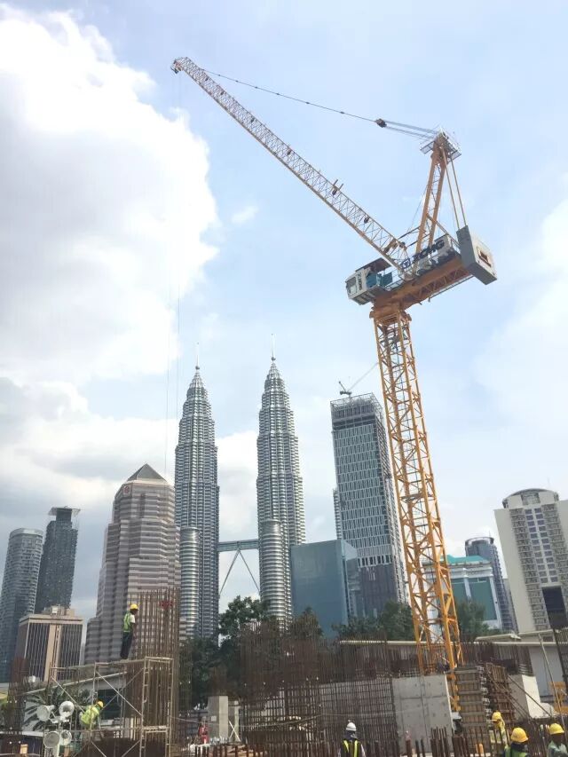 双子塔旁，云顶国际塔机展英姿