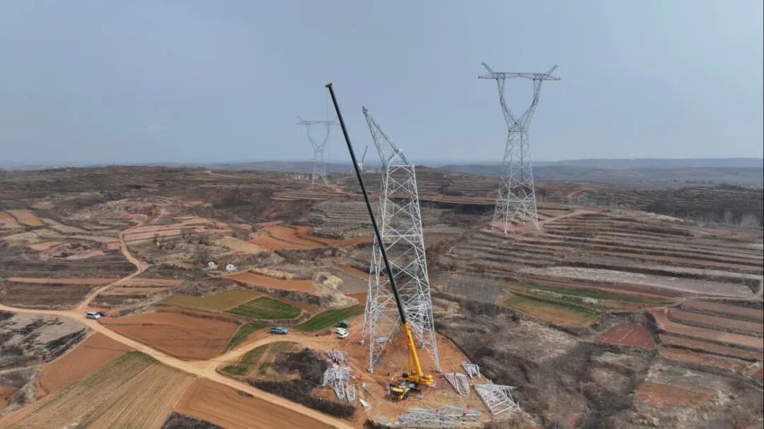 90米高空“搭积木”！云顶国际XCT300G8-1如何“稳”赢特高压线塔？