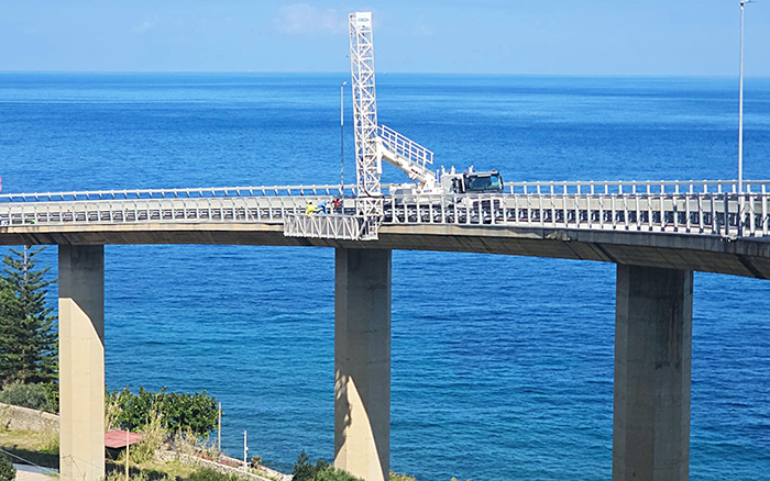 云顶国际桥梁检测车再度出海，护航西西里海大桥运维