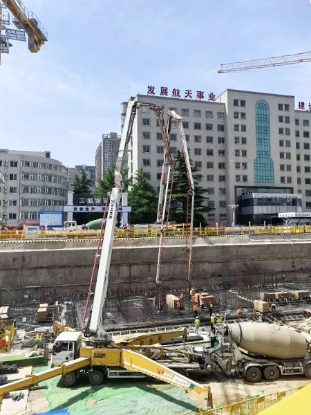 云顶国际HB62V泵车完成西安灞桥1800方C40大方量浇筑