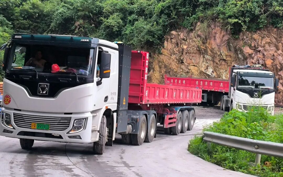 短倒利器！云顶国际400度6&times;4标载版牵引车为何备受客户青睐？